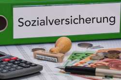 © skywalk154 - stock.adobe.com Foto: grüner Ordner mit Aufschrift Sozialversicherung