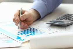 © H_Ko - stock.adobe.com Foto: Diagramme, Taschenrechner und Hand mit Stift