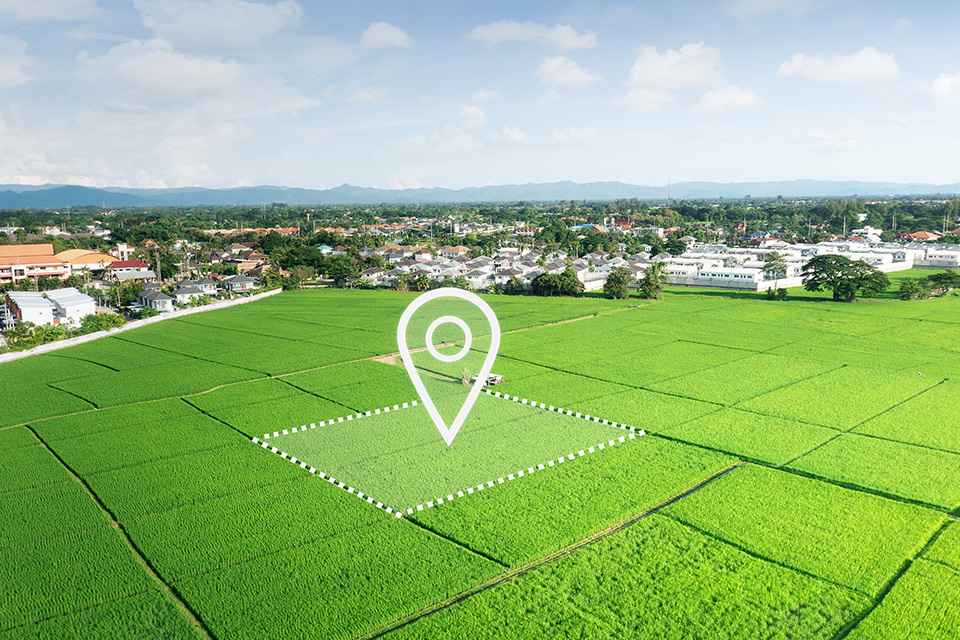 © DifferR - stock.adobe.com Foto: Parzelle mit Positionsmarker