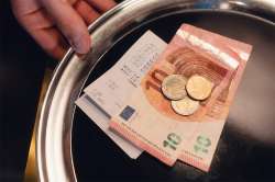 © Medienzunft Berlin - Adobe Stock.com Foto: Silbernes Tablett mit Trinkgeld und Rechnung darauf