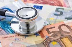 © Zerbo - stock.adobe.com Foto: Stethoskop auf Geldscheinen