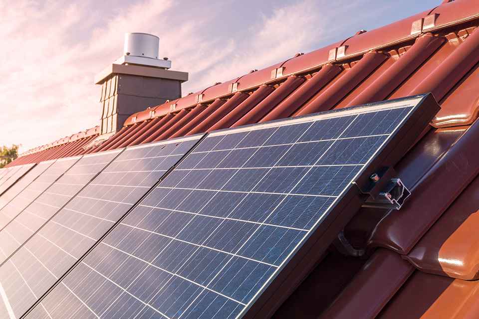 © tl6781 - stock.adobe.com Foto: Dach mit Photovoltaikanlage