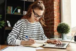 © JenkoAtaman - stock.adobe.com Foto: Studentin arbeitet am Laptop