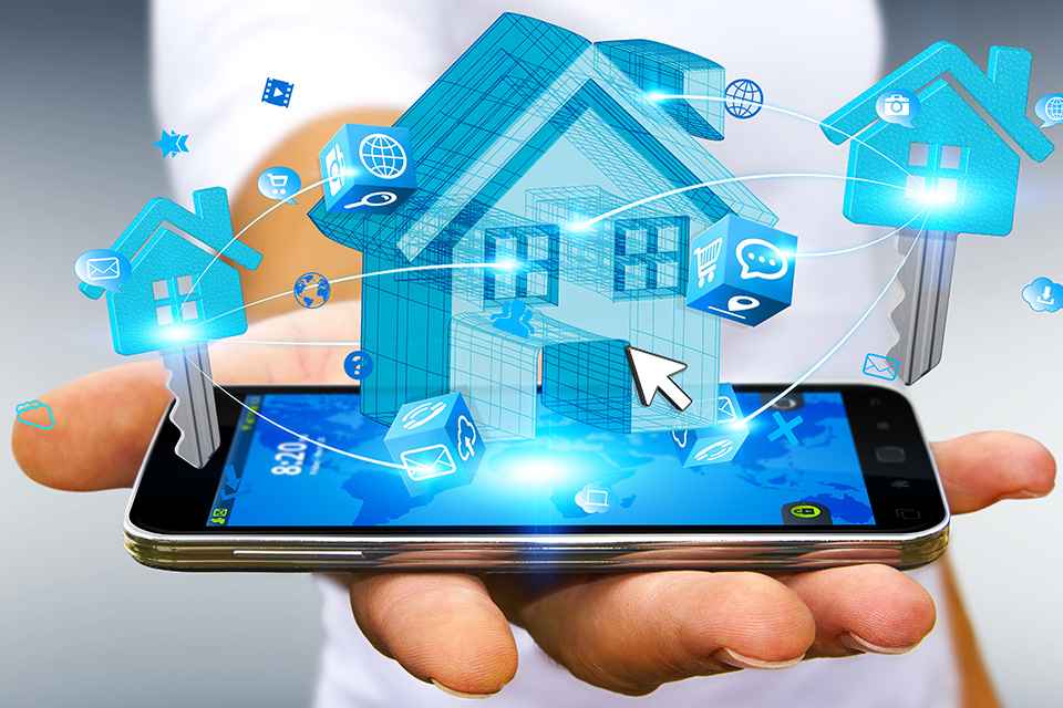 © sdecoret - stock.adobe.com Foto: Smartphone mit Haus-Grafik darüber