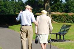 © greenmedia - stock.adobe.com Foto: Pensionist und Pensionistin